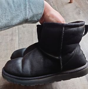 UGG®CLASSIC MINI BOOT Size 10 🖤